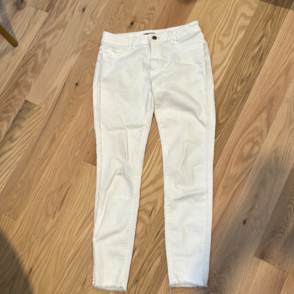 DL1961 skinny white denim with design down leg. Size 29